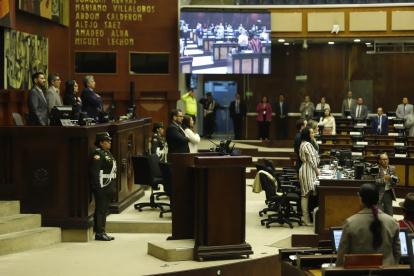 El juicio político a la exministra de energía Andrea Arrobo se suspendió temporalmente.