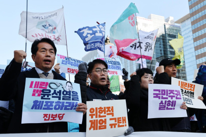 Manifestantes sostienen pancartas que piden el arresto y destitución del presidente surcoreano, Yoon Suk-yeol, durante una manifestación frente a la Asamblea Nacional en Seúl, Corea del Sur.