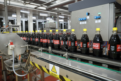 la nueva línea producirá presentaciones familiares en vidrio y REF PET (plástico retornable).