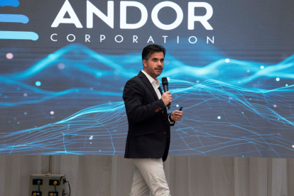 Simón Pérez, gerente general, durante su presentación.