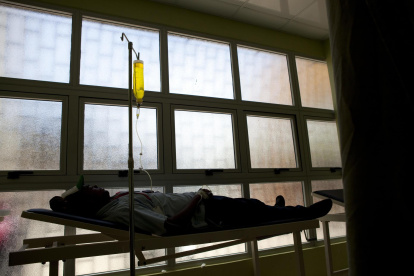 Un hombre con síntomas de la fiebre del Chikungunya recibe atención médica en el hospital Juan Pablo Pina, en San Cristóbal (República Dominicana).