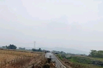 Residentes del sector comenzaron a reportar grietas en la vía desde el 30 de noviembre.