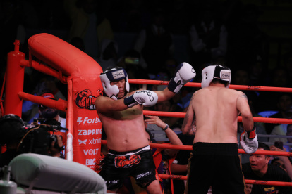 Los exfutbolistas Armando Paredes (i) y Jaime Iván Kaviedes (de espaldas) protagonizaron la pelea central del evento Kiños del Año el sábado 30 de noviembre.