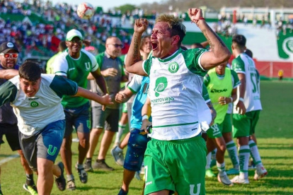 Macías celebra tras el pase gol que le dio a Cueto y que le valió a La Capira clasificar a las semifinales de Ascenso.