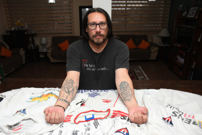 Diego no solo colecciona camisetas de Liga, sino que lleva al equipo en la piel.