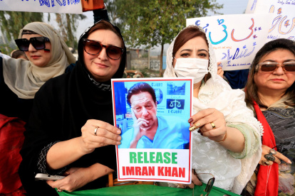 Partidarias del Pakistán Tehreek-e-Insaf (PTI) con un retrato del fundador del partido y ex primer ministro Imran Khan, mientras se reúnen para asistir a una protesta exigiendo su liberación.