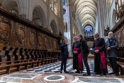Autoridades religiosas en el coro de Notre Dame junto al presidente francés, Emmanuel Macron.