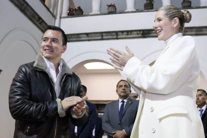 Daniel Noboa y Lavinia Valbonesi, su esposa, bailaron al son de la banda municipal durante la Serenata Quiteña de 2023.