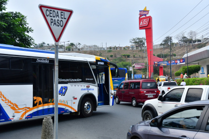Congestionamiento. En el redondel de La Joya, los conductores denuncian que sus recorridos de 10 minutos se convierten en una ‘tortura’ de 45 minutos.