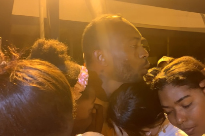 Pedro Pablo Perlaza se abraza con sus familiares en el Comando de Policía de Ecuador, la noche de este miércoles 4 de diciembre.