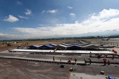 Fotografía de las obras de ampliación del Aeropuerto Internacional Mariscal Sucre, este miércoles en Quito (Ecuador).