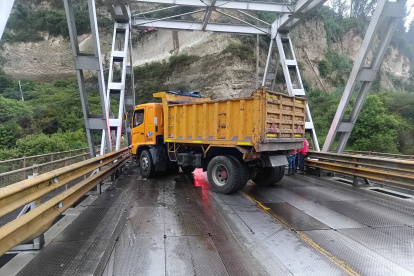 La volqueta quedó atravesada sobre el antiguo puente del río Chiche, tras el accidente.