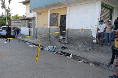 Cuatro jovenes se encontraban en el portón de una vivienda cuando fueron atacados. Dos de ellos murieron