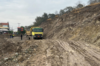 Un derrumbe afectó el paso en la vía Cuenca - Girón - Pasaje, que une las provincias de Azuay y El Oro.