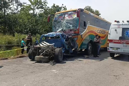 Una camioneta y un bus de pasajeros se impactaron cuando circulaban por la vía a Sacha, en la Amazonía.