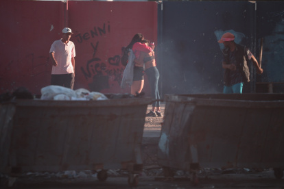 Personas sin hogar caminan este miércoles, por una calle de Buenos Aires (Argentina).