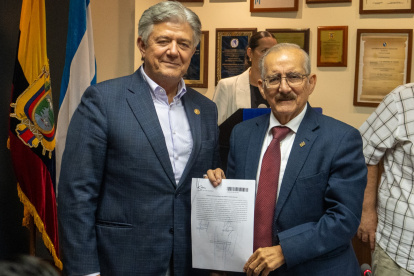 En la imagen, los directivos de la Junta, Juan Javier Cordovez (izq.) y el rector de la Universidad Católica, Walter Mera.