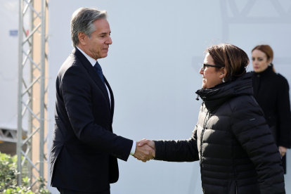 El Secretario de Estado de Estados Unidos, Anthony Blinken (izq.), es recibido en la sede del 31º Consejo Ministerial de la Organización para la Seguridad y la Cooperación en Europa (OSCE) en Malta, el 5 de diciembre de 2024.