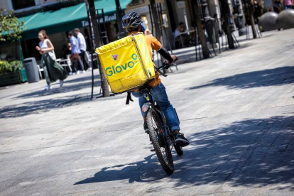 El sistema laboral que ha utilizado Glovo hasta ahora es muy precario, denuncian sindicatos.
