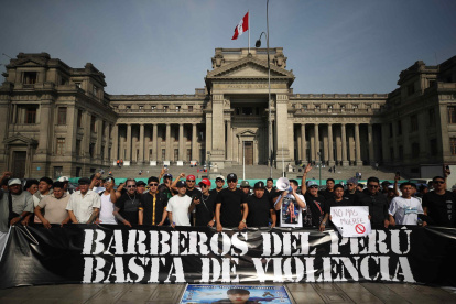 Miembros del gremio de barberos de Lima participan en una movilización este miércoles, en Lima (Perú).