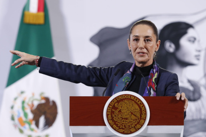 La presidenta de México, Claudia Sheinbaum, habla durante una rueda de prensa este jueves, en Palacio Nacional de la Ciudad de México (México).