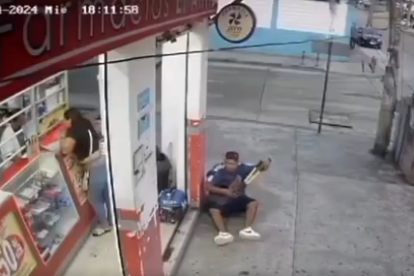 Hombre corta la cadena del generador y se lo lleva, desde las afueras de una farmacia.