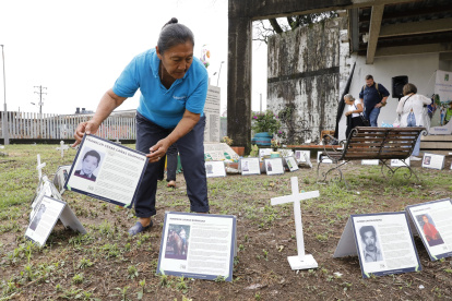 Tareas. Mujer organiza fichas con información de personas desaparecidas en Cementerio de Villavicencio