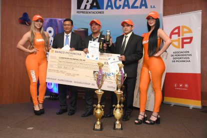 Marcelo Saquisilí (2° de la derecha) junto a Stalin Herrera, tras ser coronados como monarcas de 40.