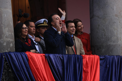 El alcalde de Quito, Pabel Muñoz; el presidente de la República, Daniel Noboa; y la primera dama, Lavinia Valbonesi, saludaron a los ciudadanos de Quito.