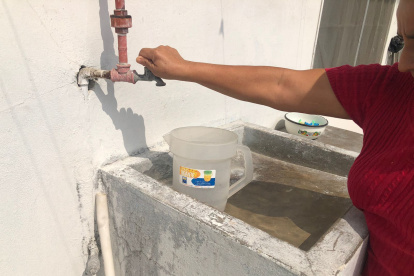 En varios barrios de Babahoyo las familias experimentan una serie de problemas por la falta de agua.