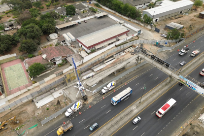 En la vía Perimetral se está construyendo ya la nueva terminal de vía a la costa y el paso peatonal que conectará a los usuarios con la obra.