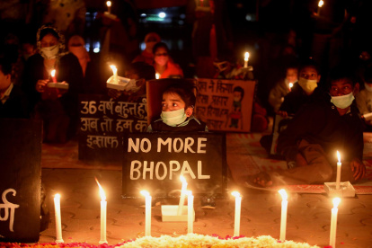 Una vigilia para recordar a las personas que murieron en la tragedia de Bhopal.
