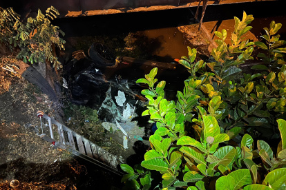 El vehículo cayó debajo de un puente en vía a la Costa.