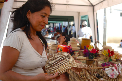 Las artenas de la comiuna de Barcelona, Santa Elena, demuestran su arte con las manso al hacer os sombreros.
