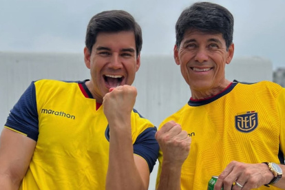 Isaac Delgado junto a su padre Carlos.