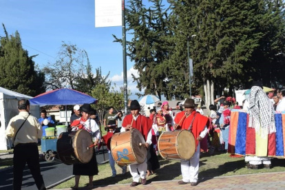 AMBATO. Hombres y mujeres comparten la tradicion de tocar los tambores y el pingullo.