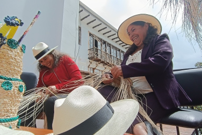 Nancy Portilla y Luz Álvarez son parte de las mujeres tejedoras de Toctepamba que participarán en el Festival de la Paja Toquilla.