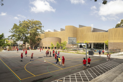 Área deportiva en el exterior de la escuela pública de Darlington (Sidney, Australia).  Foto Fjcstudio y WAF 2024.