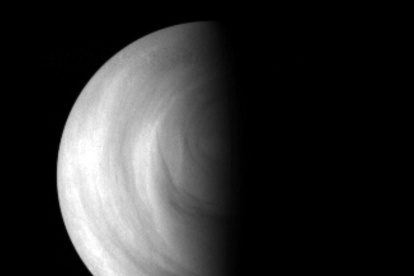 Imagen del hemisferio sur de Venus. La imagen fue tomada en longitudes de onda ultravioleta por la Venus Monitoring Camera (VMC) de la nave Venus Express de la ESA el 15 de mayo de 2006