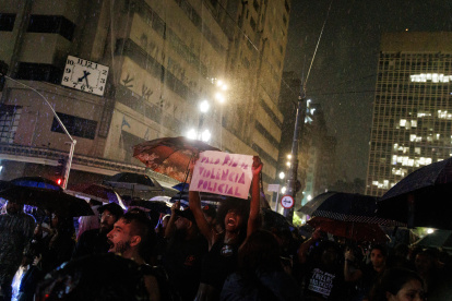 Manifestantes levantan carteles durante una protesta este jueves, en Sao Paulo (Brasil).