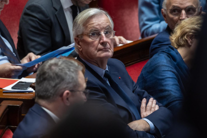 El primer ministro francés Michel Barnier (C) asiste a la sesión semanal de preguntas al gobierno, en la Asamblea Nacional en París, Francia, 03 de diciembre de 2024.