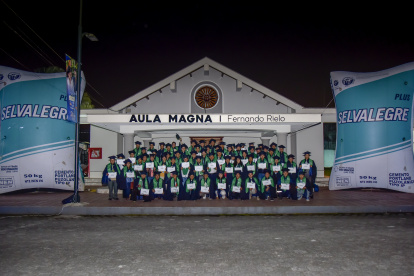 La empresa impulsa un futuro más seguro y sostenible para Ecuador mediante la educación y el empoderamiento de obreros y profesionales.