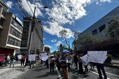 Cuentahorristas de la Cooperativa de Ahorro de la Cámara de Comercio de Ambato pidiendo la devolución de su dinero.