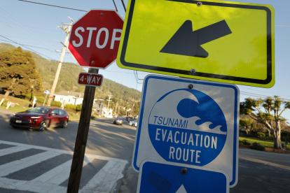 Un automóvil se mueve junto a una señal de tsunami en Stinson Beach, una comunidad no incorporada en el condado de Marin, California, EE. UU., 5 de diciembre de 2024.