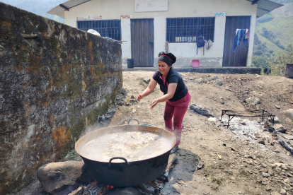 En cocinas improvisadas de leña se cocinan los alimentos que serán repartidos a los asistentes.