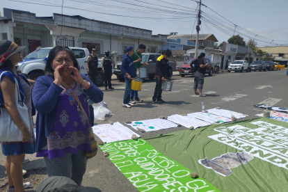 Postura. Los manifestantes llegaron hasta el complejo Judicial de Santa Elena y no se retiraron hasta que les recibieron los documentos.