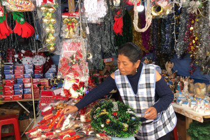 Los comerciantes de adornos navideños registran bajas ventas en sus productos.