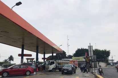 Hay quejas de desabastecimiento en gasolineras de Guayaquil.
