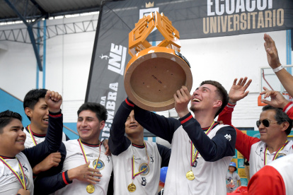 Julio ‘El Ruso’ Morales levanta el trofeo de la Ecuacup, torneo donde la U. Central pasó  de ser el ‘patito feo’ al campeón.