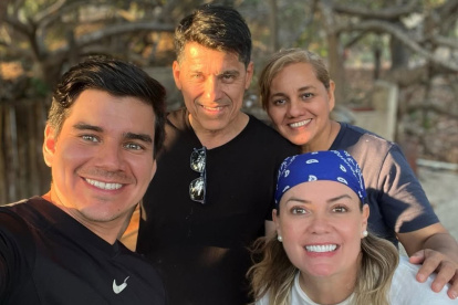 Isaac con sus padres y Úrsula Strenge.